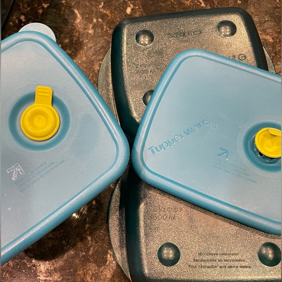 Set of 3 Square TUPPERWARE Vent ‘N Serve Containers With 2 Lids Green EUC - Picture 3 of 6
